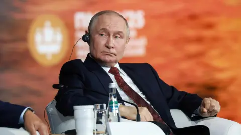 El presidente ruso, Vladimir Putin, no viajará a la cumbre de los BRICS que se celebrará la próxima semana en Brasil debido a una orden de detención pendiente emitida contra él por la Corte Penal Internacional (CPI), dijo este miércoles el asesor de política exterior del Kremlin, Yuri Ushakov.

Para más información del tema, visita: https://www.eleconomista.com.mx/internacionales/putin-acudira-cumbre-brics-brasil-orden-detencion-cpi-20250625-765234.html

¡Síguenos en nuestras redes sociales para mantenerte informado!

Twitter: https://twitter.com/eleconomista 
Facebook: https://www.facebook.com/ElEconomista.mx
Instagram: https://www.instagram.com/eleconomistamx
LinkedIn: https://www.linkedin.com/company/el-economista/

#ElEconomista #EETV  #VladimirPutin #BRICS