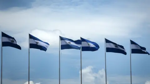 El Salvador aprobó a finales de febrero la Ley de Inteligencia Artificial para aplicar esta tecnología en ámbitos como la energía eléctrica, la seguridad o el transporte.