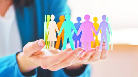 El camino hacia la igualdad de derechos y la aceptación de la comunidad LGBT+ enfrenta baches en todo el mundo.