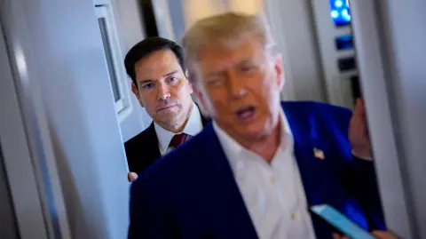 El presidente de Estados Unidos, Donald Trump, acompañado por el secretario de Estado Marco Rubio.