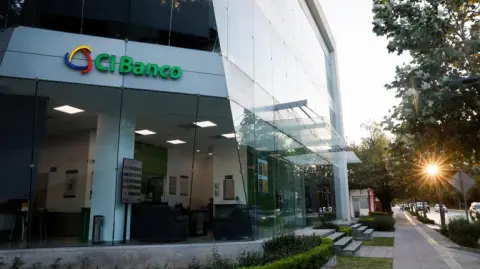 Los fideicomisos mexicanos de inversión en bienes raíces Fibra Inn y Terrafina tomaron distancia este viernes de CIBanco, desvinculándola como su fiduciario, tras la acusación del Departamento del Tesoro de Estados Unidos contra el banco por presunto lavado de dinero.

Para más información del tema, visita: https://www.eleconomista.com.mx/sectorfinanciero/fibra-inn-terrafina-desmarcan-cibanco-fiduciario-acusacion-tesoro-20250627-765648.html

¡Síguenos en nuestras redes sociales para mantenerte informado!

Twitter: https://twitter.com/eleconomista 
Facebook: https://www.facebook.com/ElEconomista.mx
Instagram: https://www.instagram.com/eleconomistamx
LinkedIn: https://www.linkedin.com/company/el-economista/
T

#ElEconomista #EETV