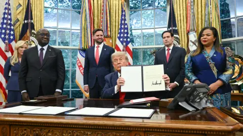 Qatar y Estados Unidos han ejercido de mediadores para llegar a "un momento importante después de 30 años de guerra", como lo describió el secretario de Estado norteamericano, Marco Rubio. 

Para más información del tema, visita: https://www.eleconomista.com.mx/internacionales/ruanda-republica-democratica-congo-firman-acuerdo-poner-conflicto-20250627-765674.html 

¡Síguenos en nuestras redes sociales para mantenerte informado! 

Twitter: https://twitter.com/eleconomista 
Facebook: https://www.facebook.com/ElEconomista.mx 
Instagram: https://www.instagram.com/eleconomistamx 
LinkedIn: https://www.linkedin.com/company/el-economista/ 

#ElEconomista #EETV