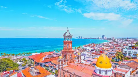 El destino jaliscience combina playas paradisíacas, selva tropical y hospitalidad LGBTQ+, convirtiéndose en un santuario natural e inclusivo.