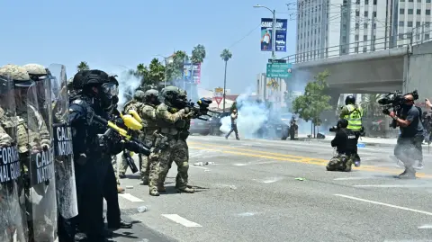 El Departamento de Justicia del Gobierno de Estados Unidos presentó este lunes una demanda contra la ciudad de Los Ángeles, su alcaldesa, Karen Bass, y los miembros del gobierno municipal para pedir la anulación de las leyes "santuario" que protegen a los inmigrantes y que suponen una "discriminación" para las fuerzas de seguridad y agencias federales.

Para más información del tema, visita: https://www.eleconomista.com.mx/internacionales/trump-denuncia-ciudad-angeles-leyes-santuario-sobre-inmigracion-20250630-765923.html

¡Síguenos en nuestras redes sociales para mantenerte informado!

Twitter: https://twitter.com/eleconomista 
Facebook: https://www.facebook.com/ElEconomista.mx
Instagram: https://www.instagram.com/eleconomistamx
LinkedIn: https://www.linkedin.com/company/el-economista/

#ElEconomista #EETV