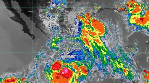 Las autoridades mexicanas mantienen la advertencia de lluvias torrenciales, por lo que exhorta a la población a seguir en alerta.

Para más información del tema, visita: https://www.eleconomista.com.mx/politica/tormenta-flossie-aproxima-manzanillo-espera-evolucione-huracan-20250630-765964.html
¡Síguenos en nuestras redes sociales para mantenerte informado!

Twitter: https://twitter.com/eleconomista 
Facebook: https://www.facebook.com/ElEconomista.mx
Instagram: https://www.instagram.com/eleconomistamx
LinkedIn: https://www.linkedin.com/company/el-economista/

#ElEconomista #EETV