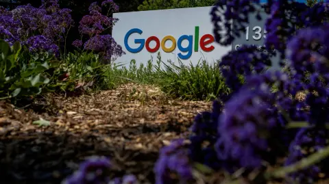 Un jurado de San José, California, obligó a Google a compensar a los usuarios de dispositivos Android del estado, por enviar y recibir información de los dispositivos  sin permiso mientras estaban inactivos.

Para más información del tema, visita: https://www.eleconomista.com.mx/tecnologia/google-condenado-pagar-314-millones-dolares-indebido-datos-moviles-20250701-766217.html

¡Síguenos en nuestras redes sociales para mantenerte informado!

Twitter: https://twitter.com/eleconomista 
Facebook: https://www.facebook.com/ElEconomista.mx
Instagram: https://www.instagram.com/eleconomistamx
LinkedIn: https://www.linkedin.com/company/el-economista/

#ElEconomista #EETV