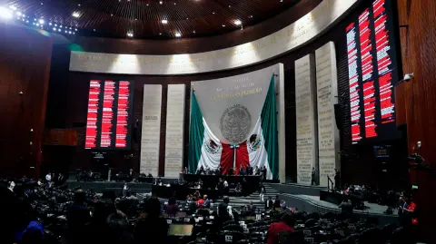 Con 369 votos a favor, 104 en contra y 3 abstenciones, la Cámara Baja avaló este martes, en lo general, la abrogación de la Ley Federal de Telecomunicaciones y Radiodifusión publicada en el Diario Oficial de la Federación el 14 de julio de 2014.

Para más información del tema, visita: https://www.eleconomista.com.mx/empresas/diputados-avalan-general-nueva-ley-telecomunicaciones-radiodifusion-20250701-766218.html

¡Síguenos en nuestras redes sociales para mantenerte informado!

Twitter: https://twitter.com/eleconomista 
Facebook: https://www.facebook.com/ElEconomista.mx
Instagram: https://www.instagram.com/eleconomistamx
LinkedIn: https://www.linkedin.com/company/el-economista/

#ElEconomista #EETV