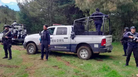 La Secretaría de Seguridad de Michoacán reportó que soldados y agentes estatales buscan con drones a los agresores en áreas serranas colindantes.

Para más información del tema, visita: https://www.eleconomista.com.mx/politica/autoridades-investigan-asesinato-policia-comunitario-michoacan-20250702-766396.html

¡Síguenos en nuestras redes sociales para mantenerte informado!

Twitter: https://twitter.com/eleconomista 
Facebook: https://www.facebook.com/ElEconomista.mx
Instagram: https://www.instagram.com/eleconomistamx
LinkedIn: https://www.linkedin.com/company/el-economista/

#ElEconomista #EETV