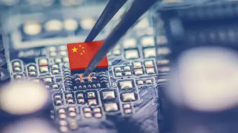 Estados Unidos ha levantado las restricciones a las exportaciones a China para los desarrolladores de software de diseño de chips y los productores de etano, una señal más de la disminución de las tensiones comerciales entre Estados Unidos y China, que se suma a las concesiones de Pekín sobre las tierras raras.