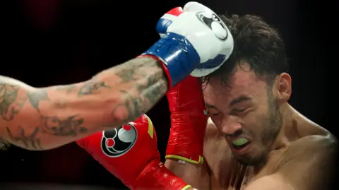 Las autoridades de EU señalaron que el exboxeador profesional entró legalmente al país en agosto de 2023, pero sólo tenía vigencia hasta febrero de 2024.

Para más información del tema, visita: https://www.eleconomista.com.mx/deportes/fgr-confirma-cargos-julio-cesar-chavez-jr-eu-extraditara-mexico-20250703-766569.html

¡Síguenos en nuestras redes sociales para mantenerte informado!

Twitter: https://twitter.com/eleconomista 
Facebook: https://www.facebook.com/ElEconomista.mx
Instagram: https://www.instagram.com/eleconomistamx
LinkedIn: https://www.linkedin.com/company/el-economista/

#ElEconomista #EETV