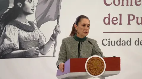 La presidenta Claudia Sheinbaum confirmó que el boxeador Julio César Chávez Jr. tiene una orden de aprehensión en México por delincuencia organizada y tráfico de armas, y señaló que ya se encuentra en proceso de deportación tras su detención en Estados Unidos.

Para más información del tema, visita: https://www.eleconomista.com.mx/politica/sheinbaum-espera-chavez-jr-sea-deportado-cumpla-sentencia-mexico-20250704-766715.html

¡Síguenos en nuestras redes sociales para mantenerte informado!

Twitter: https://twitter.com/eleconomista 
Facebook: https://www.facebook.com/ElEconomista.mx
Instagram: https://www.instagram.com/eleconomistamx
LinkedIn: https://www.linkedin.com/company/el-economista/
T

#ElEconomista #EETV