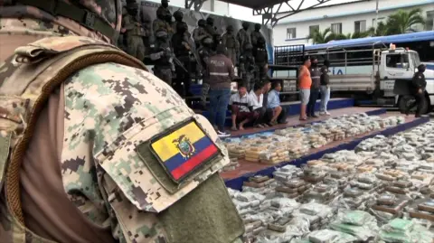 Ecuador decomisó casi tres toneladas de droga pertenecientes a la mafia albanesa, que mantiene vínculos con cárteles de Colombia y México, así como con bandas locales que desangran al país en su disputa por el poder, informaron las autoridades el jueves.

¡Síguenos en nuestras redes sociales para mantenerte informado!

Twitter: https://twitter.com/eleconomista 
Facebook: https://www.facebook.com/ElEconomista.mx
Instagram: https://www.instagram.com/eleconomistamx
LinkedIn: https://www.linkedin.com/company/el-economista/
T

#ElEconomista #EETV