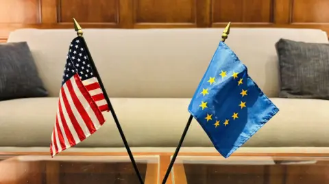 Los negociadores de la Unión Europea han fracasado hasta ahora en su intento de lograr un gran avance en materia comercial con Estados Unidos y podrían intentar prorrogar el statu quo para evitar un alza de los aranceles, dijeron este viernes seis diplomáticos del bloque informados de las conversaciones. 

Para más información del tema, visita: https://www.eleconomista.com.mx/empresas/acuerdo-comercial-eu-ue-resiste-dias-fecha-limite-trump-20250704-766727.html 

¡Síguenos en nuestras redes sociales para mantenerte informado! 

Twitter: https://twitter.com/eleconomista 
Facebook: https://www.facebook.com/ElEconomista.mx 
Instagram: https://www.instagram.com/eleconomistamx 
LinkedIn: https://www.linkedin.com/company/el-economista/ 

#ElEconomista #EETV #Aranceles