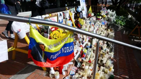 El senador Uribe, de 39 años y perteneciente al opositor partido Centro Democrático, permanece en condición grave y con pronóstico neurológico reservado en un hospital en donde ha sido sometido a varias intervenciones quirúrgicas para salvar su vida.

Para más información del tema, visita: https://www.eleconomista.com.mx/internacionales/interpol-emite-ficha-roja-detener-responsable-ataque-senador-colombiano-miguel-uribe-20250704-766779.htmll

¡Síguenos en nuestras redes sociales para mantenerte informado!

Twitter: https://twitter.com/eleconomista 
Facebook: https://www.facebook.com/ElEconomista.mx
Instagram: https://www.instagram.com/eleconomistamx
LinkedIn: https://www.linkedin.com/company/el-economista/
T

#ElEconomista #EETV