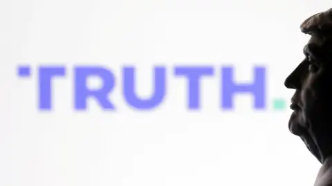 Miniatura impresa en 3D del presidente estadounidense Donald Trump y el logotipo de Truth Social.