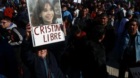 El fiscal Mario Villar ha alegado que la presencia de Fernández en el barrio de Constitución "genera tumultos y molestias en el barrio" en aparente referencia a la reciente aparición pública de la exmandataria en el balcón de su domicilio.