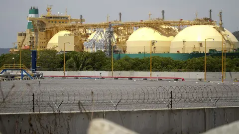 El GLP se utiliza principalmente como combustible para cocinar en el país miembro de la OPEP.

Para más información del tema, visita: https://www.eleconomista.com.mx/empresas/eu-cancela-licencia-permitia-exportaciones-gas-licuado-petroleo-venezuela-20250707-767078.html

¡Síguenos en nuestras redes sociales para mantenerte informado!

Twitter: https://twitter.com/eleconomista 
Facebook: https://www.facebook.com/ElEconomista.mx
Instagram: https://www.instagram.com/eleconomistamx
LinkedIn: https://www.linkedin.com/company/el-economista/

#ElEconomista #EETV