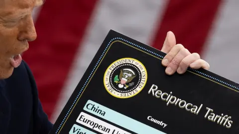 El presidente estadounidense, Donald Trump, reveló este miércoles una serie de cartas con aranceles adicionales a las importaciones de seis países hacia Estados Unidos.

Para más información del tema, visita: https://www.eleconomista.com.mx/internacionales/trump-manda-cartas-sobre-aranceles-adicionales-seis-paises-son-20250709-767394.html

¡Síguenos en nuestras redes sociales para mantenerte informado!

Twitter: https://twitter.com/eleconomista 
Facebook: https://www.facebook.com/ElEconomista.mx
Instagram: https://www.instagram.com/eleconomistamx
LinkedIn: https://www.linkedin.com/company/el-economista/

#ElEconomista #EETV