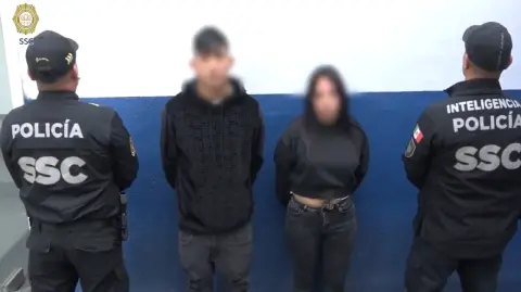 Autoridades capitalinas detuvieron a dos jóvenes presuntos sicarios, uno de ellos menor de edad, relacionados con asesinatos en Azcapotzalco y Gustavo A. Madero. Llevaban droga, un arma de fuego y teléfonos celulares.

Para más información del tema, visita: https://www.eleconomista.com.mx/politica/cae-pareja-ligada-union-tepito-tres-homicidios-cdmx-20250710-767601.html

¡Síguenos en nuestras redes sociales para mantenerte informado!

Twitter: https://twitter.com/eleconomista 
Facebook: https://www.facebook.com/ElEconomista.mx
Instagram: https://www.instagram.com/eleconomistamx
LinkedIn: https://www.linkedin.com/company/el-economista/

#ElEconomista #EETV