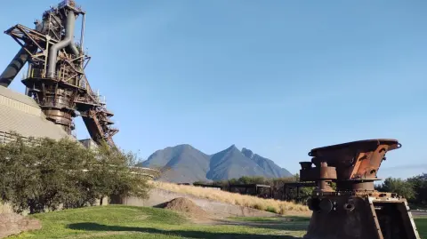 Vista del Cerro de la Silla desde el Parque Fundidora.
