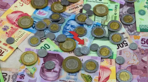 El peso avanzó, revirtiendo las pérdidas iniciales, tras la publicación de las minutas de reunión del Banxico, que dejaron ver una posible moderación de los recortes.

Para más información del tema, visita: https://www.eleconomista.com.mx/mercados/precio-dolar-hoy-10-julio-2025-cuanto-cerro-20250710-767628.html

¡Síguenos en nuestras redes sociales para mantenerte informado!

Twitter: https://twitter.com/eleconomista 
Facebook: https://www.facebook.com/ElEconomista.mx
Instagram: https://www.instagram.com/eleconomistamx
LinkedIn: https://www.linkedin.com/company/el-economista/

#ElEconomista #EETV #TipodeCambio