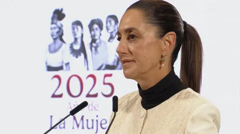 La presidenta Claudia Sheinbaum criticó la falta de coherencia del gobierno estadounidense por considerar terroristas a los cárteles del narcotráfico y, al mismo tiempo, negociar con sus líderes, en referencia a la audiencia que enfrentará Ovidio Guzmán este 11 de julio en Chicago.