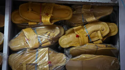 Las sandalias 'Kolhapuri', un calzado étnico indio, se exhiben en una tienda en Nueva Delhi, India. Foto: Reuters