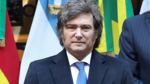 Milei ha advertido ya de que va a "vetar" o "judicializar" los proyectos que aprobó el Senado y que el oficialismo rechaza por considerar que atenta contra el equilibrio fiscal.

Para más información del tema, visita: https://www.eleconomista.com.mx/internacionales/senado-argentino-aprueba-aumento-pensiones-reves-milei-20250711-767793.html

¡Síguenos en nuestras redes sociales para mantenerte informado!

Twitter: https://twitter.com/eleconomista 
Facebook: https://www.facebook.com/ElEconomista.mx
Instagram: https://www.instagram.com/eleconomistamx
LinkedIn: https://www.linkedin.com/company/el-economista/

#ElEconomista #EETV