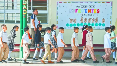 La organización Educación con Rumbo estimó que para el ciclo escolar que está por terminar aumentó 19.9% el abandono escolar.

Para más información del tema, visita: https://www.eleconomista.com.mx/politica/proyectan-desercion-1-millon-alumnos-pais-20250711-767743.html 

¡Síguenos en nuestras redes sociales para mantenerte informado!

Twitter: https://twitter.com/eleconomista 
Facebook: https://www.facebook.com/ElEconomista.mx
Instagram: https://www.instagram.com/eleconomistamx
LinkedIn: https://www.linkedin.com/company/el-economista/

#ElEconomista #EETV #Educación