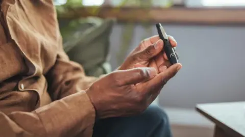 En su Informe al Ejecutivo Federal y al Congreso de la Unión sobre su situación financiera y riesgos 2024-2025, el IMSS identifica seis enfermedades que tienen el mayor impacto financiero para el Instituto.

Para más información del tema, visita: https://www.eleconomista.com.mx/economia/diabetes-enfermedad-costosa-imss-atencion-medica-cuesta-106-millones-pesos-dia-20250712-767868.html

¡Síguenos en nuestras redes sociales para mantenerte informado!

Twitter: https://twitter.com/eleconomista 
Facebook: https://www.facebook.com/ElEconomista.mx
Instagram: https://www.instagram.com/eleconomistamx
LinkedIn: https://www.linkedin.com/company/el-economista/
T

#ElEconomista #EETV