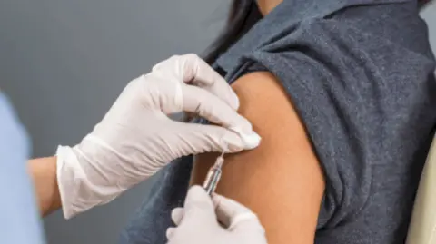 El cese del procedimiento judicial se da a pocos días del inicio del juicio en Salt Lake City y cuando el movimiento escéptico de las vacunas gana fuerza bajo el gobierno del presidente Donald Trump.

Para más información del tema, visita: https://www.eleconomista.com.mx/internacionales/gobierno-trump-ordena-cesar-caso-medico-acusado-destruir-vacunas-anticovid-20250712-767899.html 

¡Síguenos en nuestras redes sociales para mantenerte informado!

Twitter: https://twitter.com/eleconomista 
Facebook: https://www.facebook.com/ElEconomista.mx
Instagram: https://www.instagram.com/eleconomistamx
LinkedIn: https://www.linkedin.com/company/el-economista/

#ElEconomista #EETV #Covid