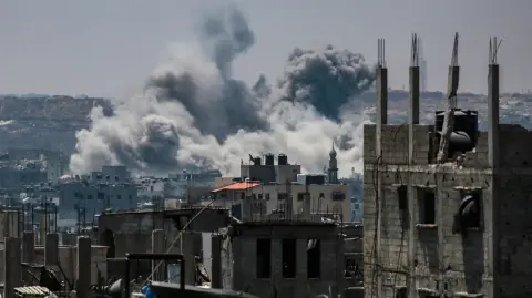 Un bombardeo israelí mató a varios palestinos que aguardaban asistencia médica, entre ellos niños. Estaban haciendo cola para recibir tratamiento en el centro de Gaza.

¡Síguenos en nuestras redes sociales para mantenerte informado!

Twitter: https://twitter.com/eleconomista 
Facebook: https://www.facebook.com/ElEconomista.mx
Instagram: https://www.instagram.com/eleconomistamx
LinkedIn: https://www.linkedin.com/company/el-economista/

#ElEconomista #EETV