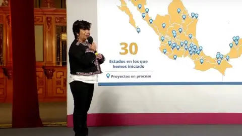 La meta del esquema es edificar 1 millón 200,000 hogares durante el presente sexenio más 1 millón 550,000 mejoramientos y 1 millón de escrituras