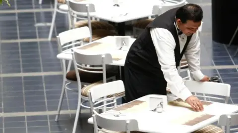 Las dos expectativas más grandes en torno a los lineamientos que acompañarán la implementación de la Ley Silla son sobre el tiempo para el descanso y las características de los asientos con respaldo, dos nuevas obligaciones que adquirieron los empleadores en México.