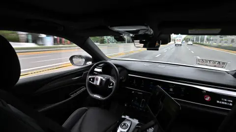 Los usuarios de Uber en esas regiones podrían tener la opción de elegir viajar en un coche totalmente autónomo Apollo Go al solicitar un trayecto.