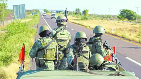 La violencia homicida en Sinaloa se ha recrudecido desde el inicio de la operación que culminó en la detención de Ismael el Mayo Zambada, líder del Cártel de Sinaloa. De acuerdo con cifras oficiales, entre agosto de 2024 y mayo de 2025 se registraron 1,386 víctimas de homicidio doloso.

Para más información del tema, visita: https://www.eleconomista.com.mx/politica/mandaran-500-elementos-sedena-sinaloa-20250714-768195.html

¡Síguenos en nuestras redes sociales para mantenerte informado!

Twitter: https://twitter.com/eleconomista 
Facebook: https://www.facebook.com/ElEconomista.mx
Instagram: https://www.instagram.com/eleconomistamx
LinkedIn: https://www.linkedin.com/company/el-economista/

#ElEconomista #EETV