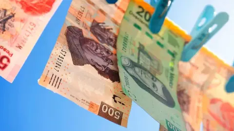 Víctor Manuel Herrera, presidente del Comité Nacional de Estudios Económicos del IMEF, recordó que, a inicios de año, el gobierno de Estados Unidos, impulsado por el presidente Donald Trump, catalogó a los cárteles mexicanos como organizaciones terroristas.

Para más información del tema, visita: https://www.eleconomista.com.mx/sectorfinanciero/ley-continua-vacios-respecto-prevencion-financiamiento-terrorismo-imef-20250715-768272.html

¡Síguenos en nuestras redes sociales para mantenerte informado!

Twitter: https://twitter.com/eleconomista 
Facebook: https://www.facebook.com/ElEconomista.mx
Instagram: https://www.instagram.com/eleconomistamx
LinkedIn: https://www.linkedin.com/company/el-economista/

#ElEconomista #EETV