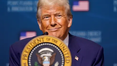 El financiamiento cubrirá nuevos centros de datos, generación de energía, infraestructura de red eléctrica, formación en IA y programas de aprendizaje.

Para más información del tema, visita: https://www.eleconomista.com.mx/tecnologia/donald-trump-anuncia-inversion-millonaria-impulsar-inteligencia-artificial-20250715-768297.html

¡Síguenos en nuestras redes sociales para mantenerte informado!

Twitter: https://twitter.com/eleconomista 
Facebook: https://www.facebook.com/ElEconomista.mx
Instagram: https://www.instagram.com/eleconomistamx
LinkedIn: https://www.linkedin.com/company/el-economista/

#ElEconomista #EETV