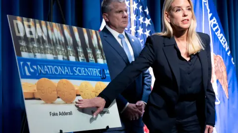 Agentes antidrogas estadounidenses confiscaron más de 10 millones de dólares en criptomonedas vinculadas al Cártel de Sinaloa, en operaciones en las que incautaron además grandes cantidades de fentanilo y otras sustancias, informaron las autoridades.