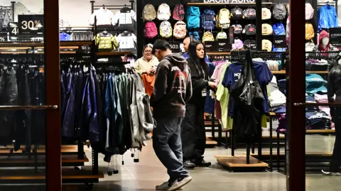 La inflación de Estados Unidos subió a 2.7% anual en junio, en línea con lo esperado por los analistas, debido al impacto sobre los precios de los aranceles que ha anunciado el presidente Donald Trump, informó el martes el Departamento de Trabajo.

Para más información del tema, visita: https://www.eleconomista.com.mx/economia/inflacion-estados-unidos-subio-2-7-junio-impacto-aranceles-precios-20250715-768225.html 

¡Síguenos en nuestras redes sociales para mantenerte informado!

Twitter: https://twitter.com/eleconomista 
Facebook: https://www.facebook.com/ElEconomista.mx
Instagram: https://www.instagram.com/eleconomistamx
LinkedIn: https://www.linkedin.com/company/el-economista/

#ElEconomista #EETV