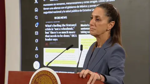 La presidenta de México, Claudia Sheinbaum, calificó este jueves de imprecisas las declaraciones de su homólogo estadounidense Donald Trump, quien afirmó que los cárteles tienen “un control muy fuerte sobre México” y acusó al Gobierno mexicano de inacción frente al tráfico de fentanilo.

Para más información del tema, visita: https://www.eleconomista.com.mx/politica/sheinbaum-responde-trump-mexico-asegura-gobierno-trabaja-fentanilo-20250717-768585.html

¡Síguenos en nuestras redes sociales para mantenerte informado!

Twitter: https://twitter.com/eleconomista 
Facebook: https://www.facebook.com/ElEconomista.mx
Instagram: https://www.instagram.com/eleconomistamx
LinkedIn: https://www.linkedin.com/company/el-economista/

#ElEconomista #EETV