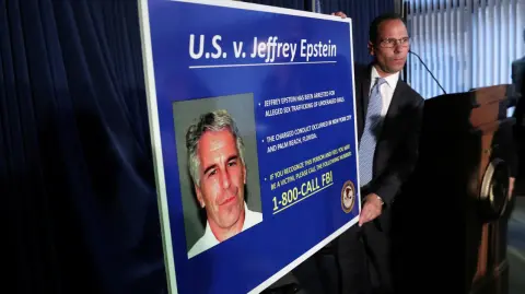 La fiscal del distrito sur de Nueva York e hija del exdirector de la Policía Federal estadounidense (FBI), Maurene Comey, fue destituida este miércoles, después de trabajar cerca de una década al servicio de la Fiscalía de Manhattan, destacando el proceso al delincuente sexual convicto Jeffrey Epstein y a la exasistenta de éste, Ghislaine Maxwell.