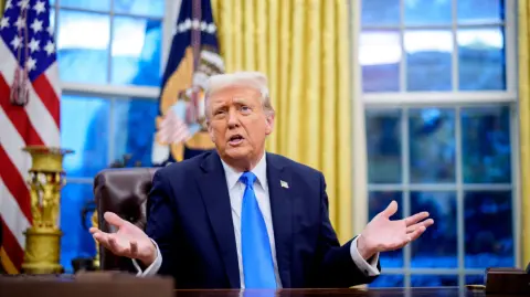 Donald Trump dijo que cree que China pronto aplique la pena de muerte por la fabricación y distribución de fentanilo, al tiempo que ofreció un nuevo optimismo sobre las perspectivas de un acuerdo con Pekín sobre drogas ilícitas. 

Para más información del tema, visita: https://www.eleconomista.com.mx/internacionales/trump-cree-china-aplicara-pena-muerte-traficantes-fentanilo-20250717-768572.html

¡Síguenos en nuestras redes sociales para mantenerte informado! 

Twitter: https://twitter.com/eleconomista 
Facebook: https://www.facebook.com/ElEconomista.mx 
Instagram: https://www.instagram.com/eleconomistamx 
LinkedIn: https://www.linkedin.com/company/el-economista/ 

#ElEconomista #EETV