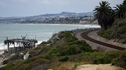 Vías de tren en la costa de San Diego, California.