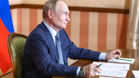 Ambos líderes han hablado también sobre la importancia de celebrar una tercera ronda de negociaciones con Ucrania.

Para más información del tema, visita: https://www.eleconomista.com.mx/internacionales/putin-expresa-profunda-preocupacion-escalada-violencia-siria-e-insta-dialogo-20250718-768825.html

¡Síguenos en nuestras redes sociales para mantenerte informado!

Twitter: https://twitter.com/eleconomista 
Facebook: https://www.facebook.com/ElEconomista.mx
Instagram: https://www.instagram.com/eleconomistamx
LinkedIn: https://www.linkedin.com/company/el-economista/

#ElEconomista #EETV