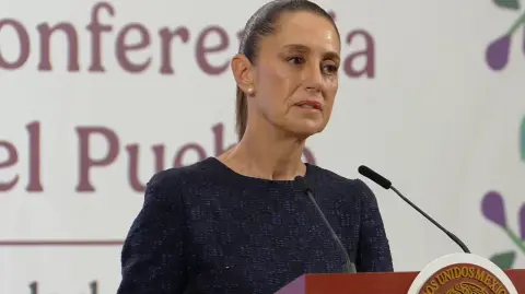 La presidenta Claudia Sheinbaum manifestó este viernes su desacuerdo con que Uber traslade los costos de incorporar a sus choferes y repartidores al IMSS al usuario final.

Para más información del tema, visita: https://www.eleconomista.com.mx/politica/sheinbaum-rechaza-uber-traslade-costos-reforma-laboral-apps-usuario-final-20250718-768778.html 

¡Síguenos en nuestras redes sociales para mantenerte informado!

Twitter: https://twitter.com/eleconomista 
Facebook: https://www.facebook.com/ElEconomista.mx
Instagram: https://www.instagram.com/eleconomistamx
LinkedIn: https://www.linkedin.com/company/el-economista/

#ElEconomista #EETV