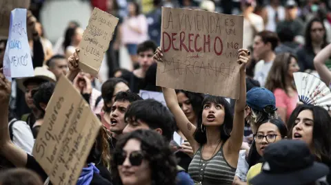 Autoridades manifestaron estar en contra de la gentrificación, pero solicitaron que la manifestación fuera sin violencia.

Para más información del tema, visita: https://www.eleconomista.com.mx/politica/gentrificacion-hora-ruta-segunda-marcha-cdmx-20250719-768846.html 

¡Síguenos en nuestras redes sociales para mantenerte informado!

Twitter: https://twitter.com/eleconomista 
Facebook: https://www.facebook.com/ElEconomista.mx
Instagram: https://www.instagram.com/eleconomistamx
LinkedIn: https://www.linkedin.com/company/el-economista/

#ElEconomista #EETV #Gentrificación