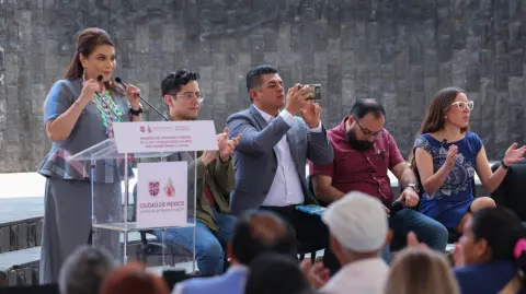 Clara Brugada durante la presentación del programa de Cosecha de Lluvia, Calentadores Solares y Huertos Urbanos en Coyoacán.
