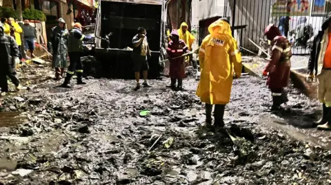 La jefa de Gobierno, Clara Brugada Molina, encabezó este domingo una conferencia de prensa en la zona afectada de San Jerónimo Lídice, una de las colonias con mayores estragos.

Para más información del tema, visita: https://www.eleconomista.com.mx/politica/lluvia-atipica-magdalena-contreras-deja-87-inmuebles-afectados-12-danos-estructurales-20250720-768954.html

¡Síguenos en nuestras redes sociales para mantenerte informado!

Twitter: https://twitter.com/eleconomista 
Facebook: https://www.facebook.com/ElEconomista.mx
Instagram: https://www.instagram.com/eleconomistamx
LinkedIn: https://www.linkedin.com/company/el-economista/

#ElEconomista #EETV #Lluvias