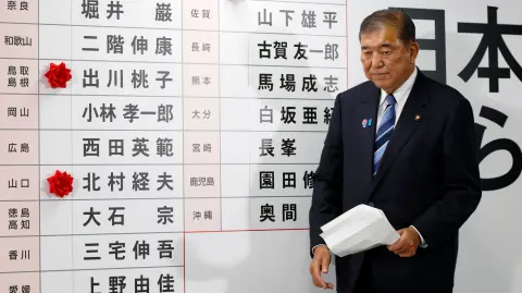 El primer ministro de Japón, Shigeru Ishiba, camina tras dirigirse a la prensa en el centro de recuento de votos de la sede del Partido Liberal Democrático (PLD), en Tokio.